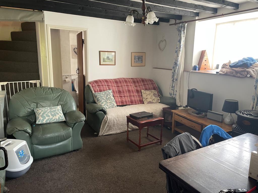 Lot: 63 - FREEHOLD COTTAGE IN GOOD LOCATION - Living room